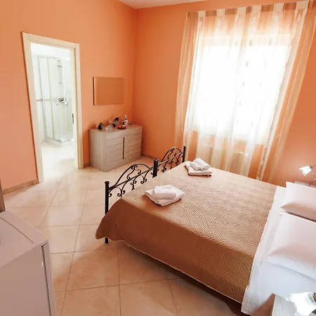 Petra Leccese - Art & Luxury Design With Pool