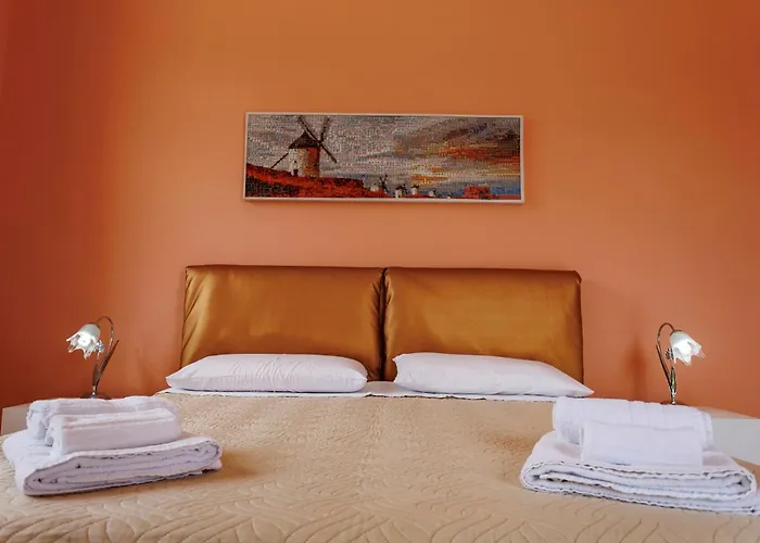 Petra Leccese - Art & Luxury Design With Pool