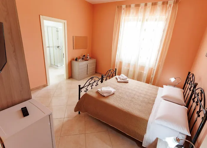 Petra Leccese - Art & Luxury Design With Pool